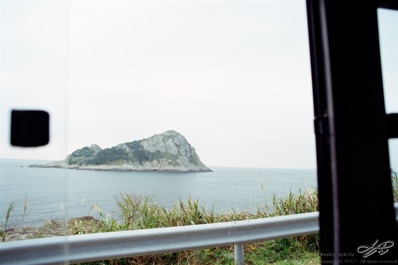 버스에서 35mm네거티브필름(프로이미지). 버스 차창 밖으로 보이는 풍경.