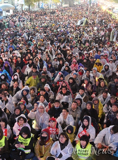 지난 11월 26일 저녁 서면에서 열린 박근혜 퇴진 4차 부산시국대회 모습. 