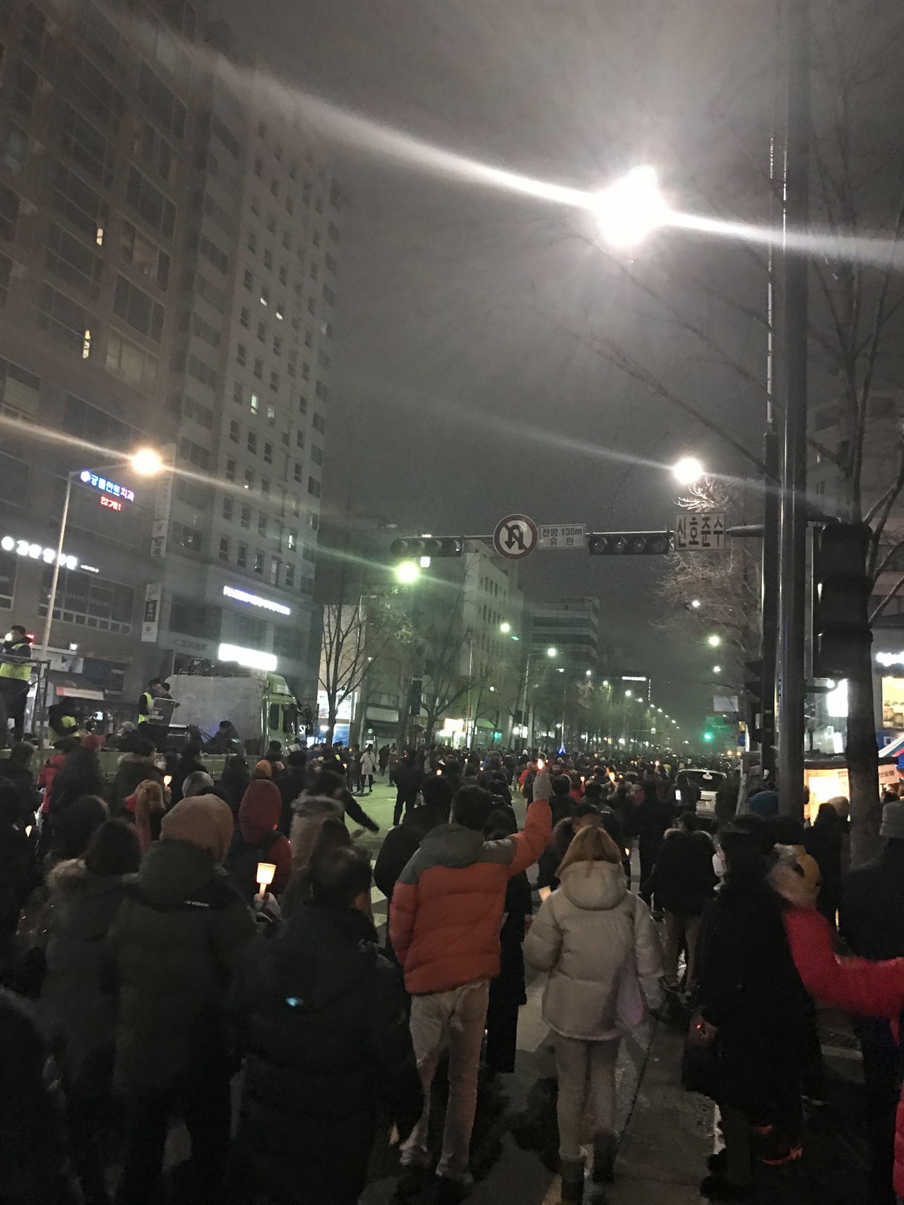 시민들이 박근혜 퇴진을 외치며 종각역 부근을 평화롭게 행진하고 있다.