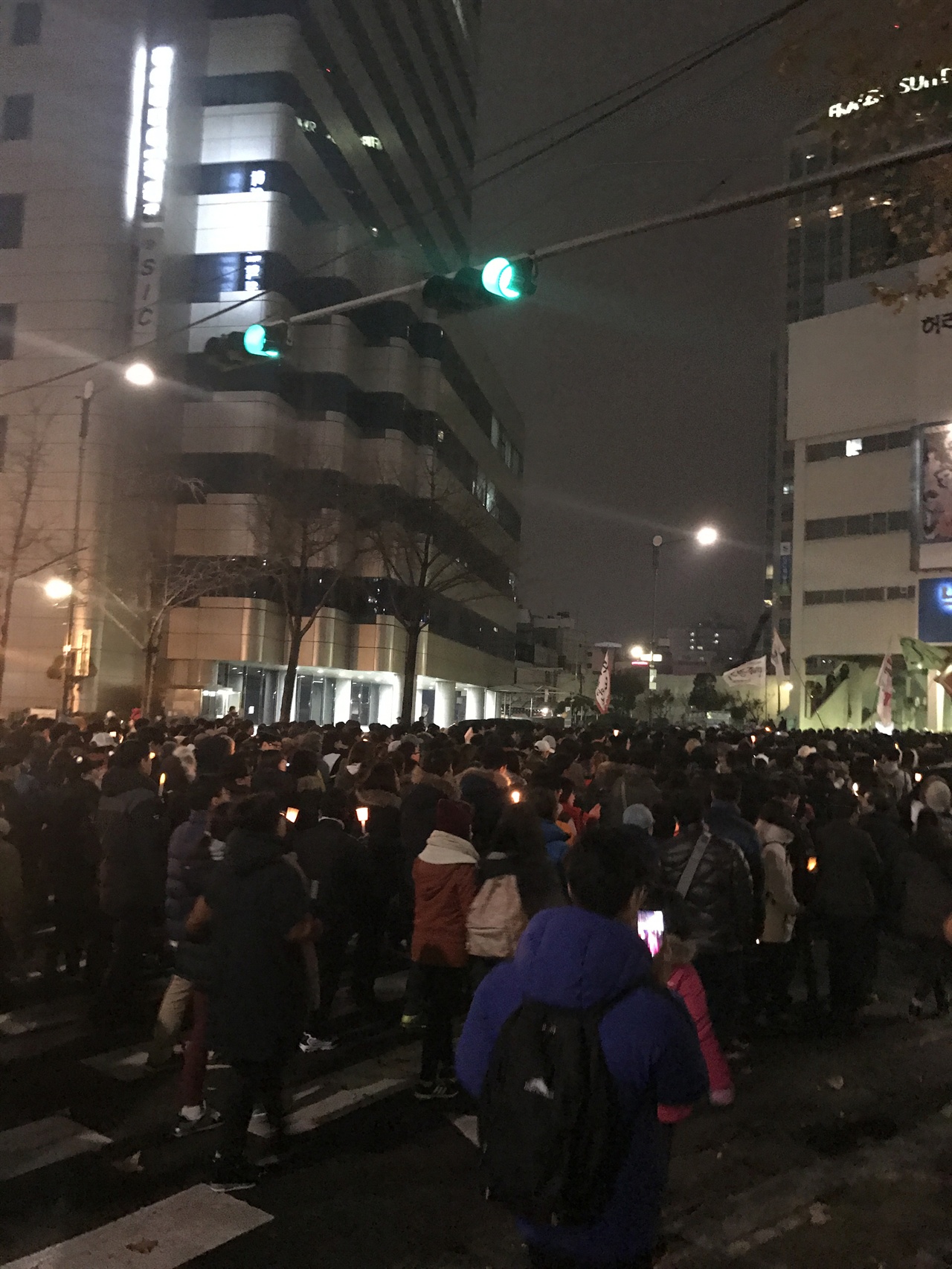 광화문에서 열린 5차 촛불집회 이후 낙원 상가 앞에서 시민들이 박근혜 퇴진을 외치며 행진하고 있다.