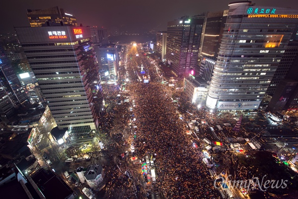 지난 11월 26일 박근혜 대통령 퇴진을 요구하는 제5차 촛불집회가 광화문 광장과 세종대로 일대에서 열리고있는 가운데 본행사가 끝난 후 행진을 시작하고있다.