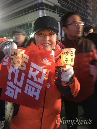 서울 서대문구 홍은동에서 온 이윤정(49)씨는 "우리 아이들이 배울 국정교과서가 속상해서 나왔다"라고 말했습니다. 꽃무늬 종이컵이 바람을 막아주고 있네요. 