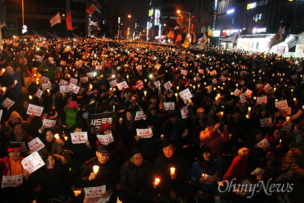  제2차 박근혜 퇴진 10만 대전시민 시국대회가 26일 오후 갤러리아타임월드 백화점 앞 도로에서 개최된 가운데 4만 여명이 촛불시민들이 모여 '박근혜 퇴진'을 외쳤다.