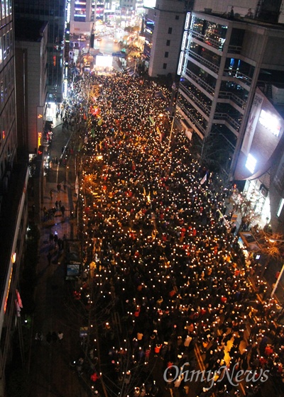  제2차 박근혜 퇴진 10만 대전시민 시국대회가 26일 오후 갤러리아타임월드 백화점 앞 도로에서 개최된 가운데 4만 여명이 촛불시민들이 모여 '박근혜 퇴진'을 외쳤다. 