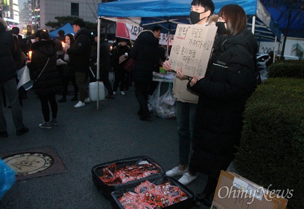  제2차 박근혜 퇴진 10만 대전시민 시국대회가 26일 오후 갤러리아타임월드 백화점 앞 도로에서 개최된 가운데 4만 여명이 촛불시민들이 모여 '박근혜 퇴진'을 외쳤다.