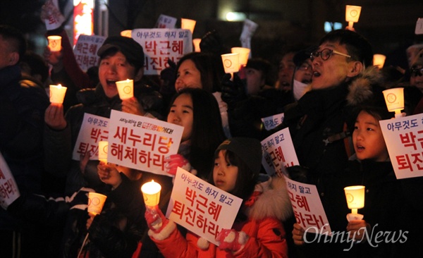  제2차 박근혜 퇴진 10만 대전시민 시국대회가 26일 오후 갤러리아타임월드 백화점 앞 도로에서 개최된 가운데 4만 여명이 촛불시민들이 모여 '박근혜 퇴진'을 외쳤다.