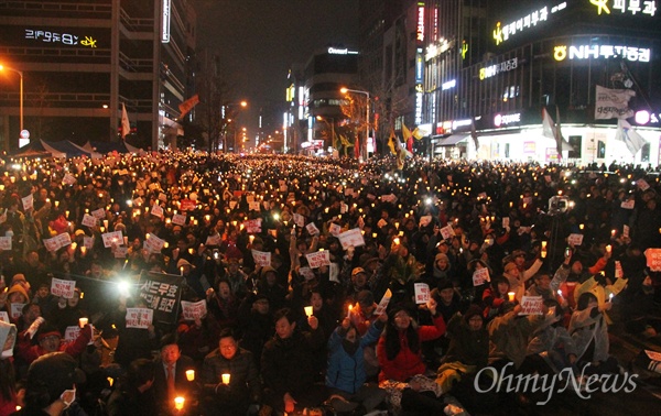  제2차 박근혜 퇴진 10만 대전시민 시국대회가 26일 오후 갤러리아타임월드 백화점 앞 도로에서 개최된 가운데 4만 여명이 촛불시민들이 모여 '박근혜 퇴진'을 외쳤다.