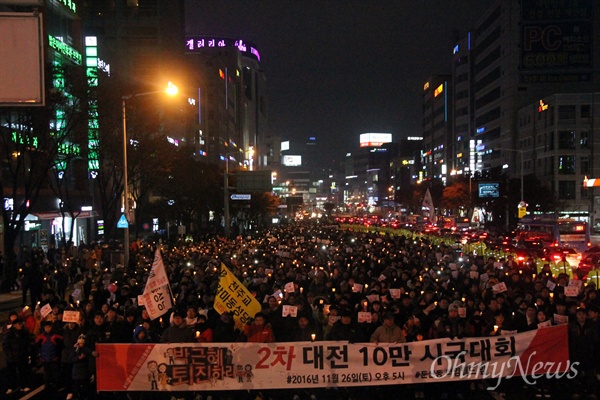  제2차 박근혜 퇴진 10만 대전시민 시국대회가 26일 오후 갤러리아타임월드 백화점 앞 도로에서 개최된 가운데 4만 여명이 촛불시민들이 모여 '박근혜 퇴진'을 외쳤다.