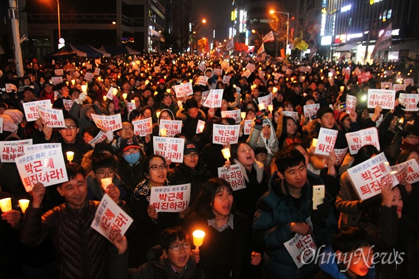  제2차 박근혜 퇴진 10만 대전시민 시국대회가 26일 오후 갤러리아타임월드 백화점 앞 도로에서 개최된 가운데 4만 여명이 촛불시민들이 모여 '박근혜 퇴진'을 외쳤다.