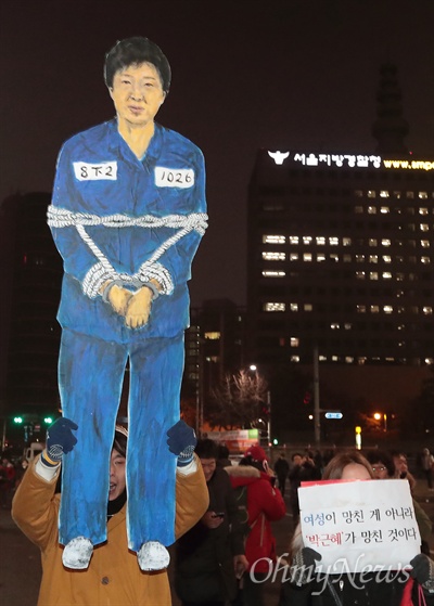 구속 된 박근혜 대통령의 모습을 담은 등신대가 서울지방경찰청앞을 지나 청와대로 향하고 있다.
