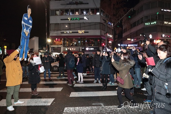 구속 된 박근혜 대통령 모습을 담은 등신대가 등장하자 시민들이 환호하며 사진을 찍고 있다.