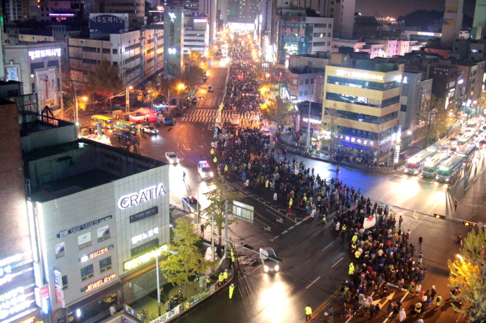 중앙대로를 따라 행진하던 민주노총 행진단이 범일동 현대백화점 앞을 지나고 있다.