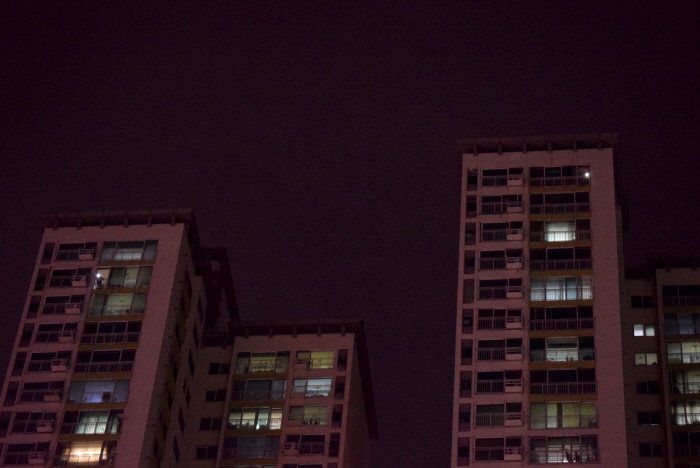아파트 창문 밖으로 손을 흔들거나 손전등을 비춰 주는 부산 시민들