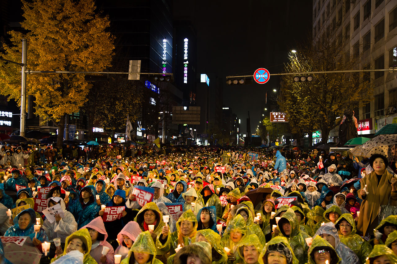 26일(토) 광주 금남로에 모인 박근혜퇴진 광주시국촛불집회에 참석한 7만여명(주최 측 추산)의  시민들