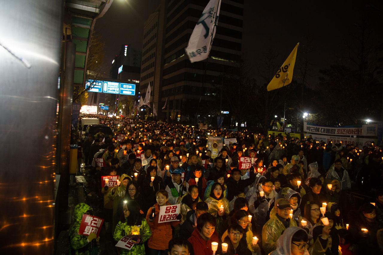  26일(토) 광주 금남로에 모인 박근혜퇴진 광주시국촛불집회 거리행진