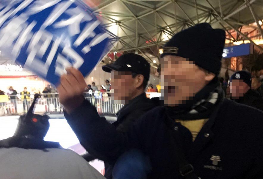 40대 시민을 폭행한 노인(좌측 첫 번째 검정 군모)이 서울역사와 연결된 에스컬레이터 주변에서 보수단체 회원들과 함께 "박근혜 하야반대" 등의 구호를 외치고 있다. 
