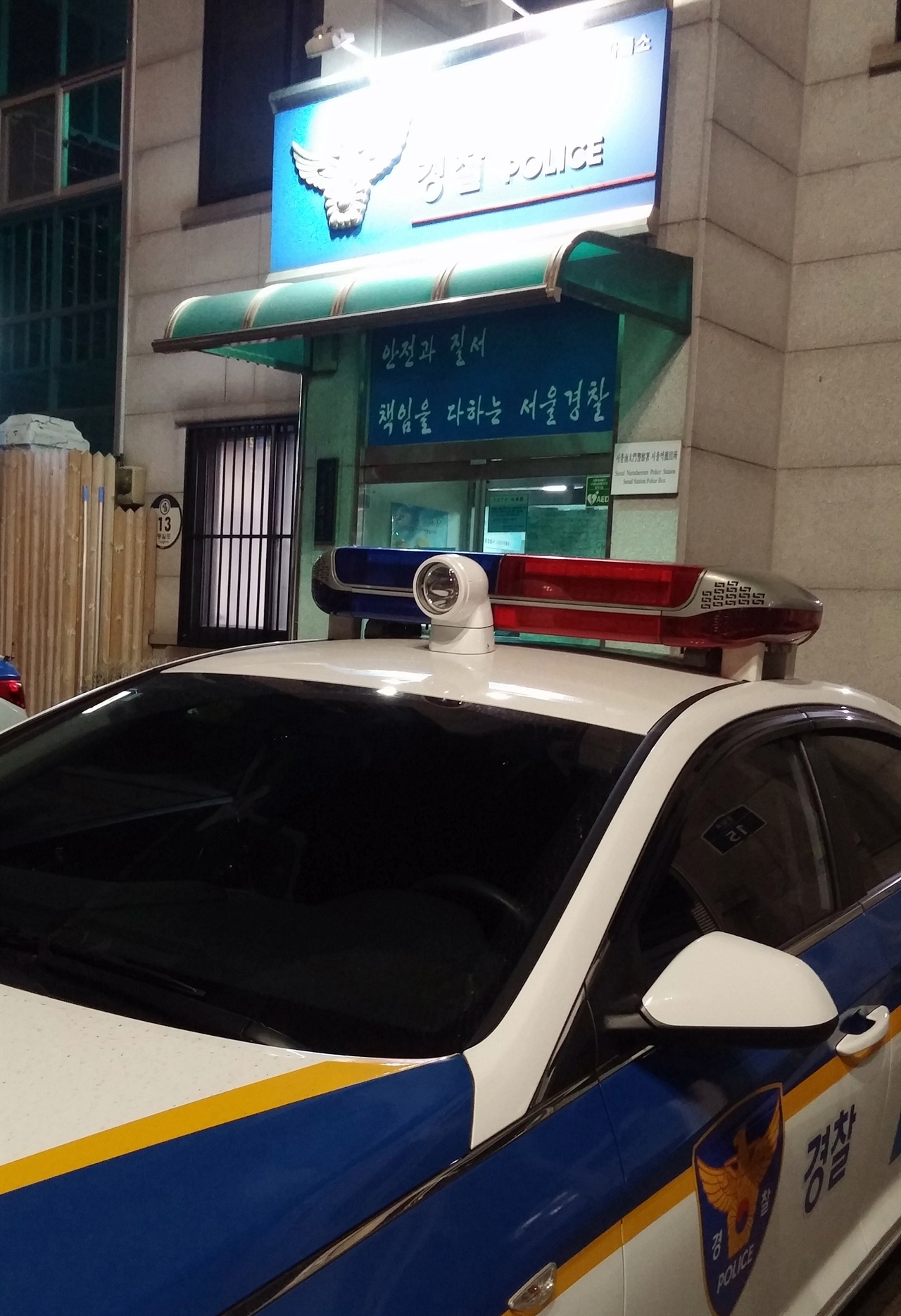 이석면(54?건설업)씨는 "동료의 폭행 피해 사실을 뒤늦게 알고 서울역파출소를 찾아갔는데 들어오지 못하게 해서 항의했더니 경찰이 업무방해죄로 체포하겠다면서 수갑까지 꺼냈다"고 경찰의 고압적인 태도에 항의했다.