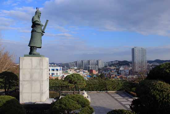 목포 시내와 바다를 바라보며 서 있는 유달산의 이순신 장군 동상
