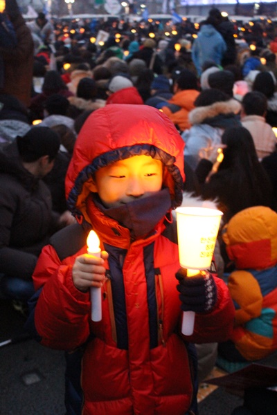 아직 여섯시가 안 된 시각인데, 많은 사람들이 광화문 광장에서 촛불을 켜고 있다.