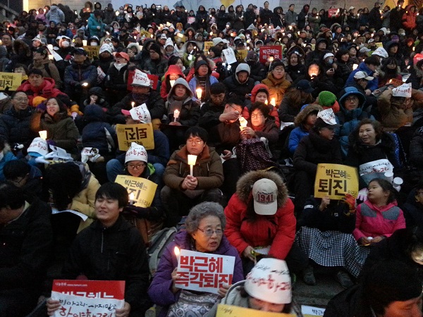 26일 저녁 박근혜 대통령 퇴진  범국민대회에 참석한 시민들이 세종문화회관 계단에서 촛불을 밝히면서 촛불문화제를 관람하고 있다.