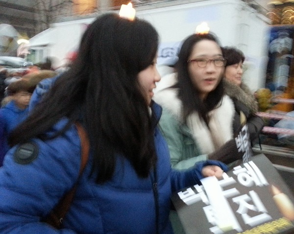 26일 오후 광화문  거리행진을 하는 시민들이 박근혜 퇴진 손팻말과 도깨비 촛불을 머리에 달고 걸어가고 있다.
