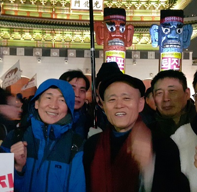 26일 저녁 5차 범국민대회 광화문 무대 뒤에서 시민들과 함께한 도올 김용옥 선생이다. 시민들에게 혁명을 해야한다고 외쳤다.
