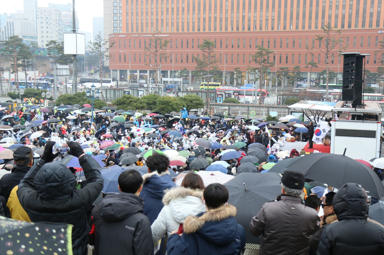 '박근혜 대통령 하야 반대 집회'가 열린 서울역 광장