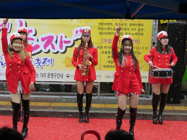 수원역 앞 매산시장 차 없는 거리 행사장에서 공연을 하는 '스윙걸스'