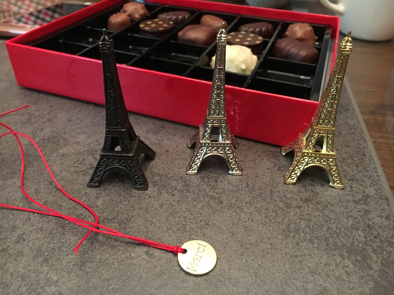  초콜릿과 에펠탑 모형, 메르시 팔찌