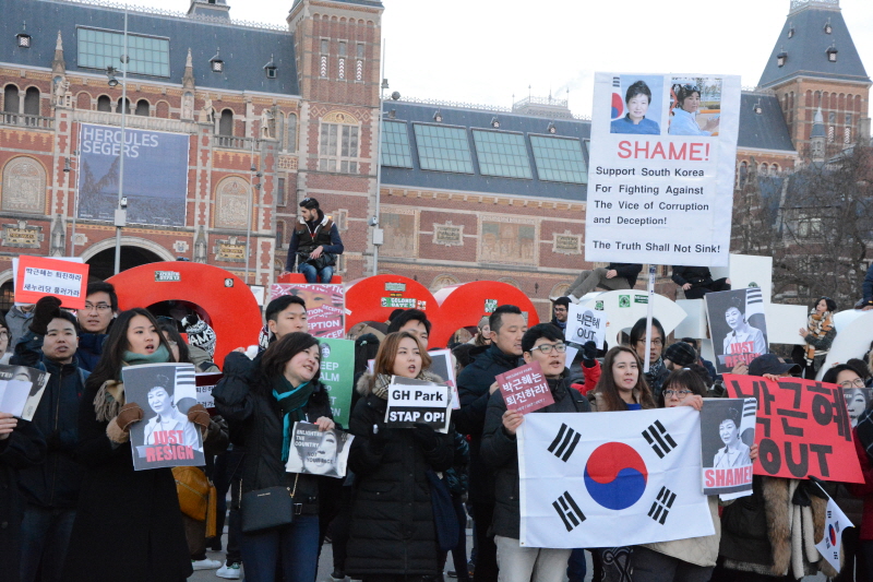  ▲	네덜란드 암스테르담에서 진행된 ‘박근혜 퇴진을 위한 한인 시국대회’모습