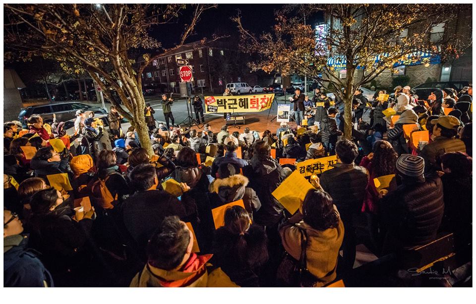 추운 날씨에도 뉴욕 플러싱에서 열린 집회에 많은 참석자들이 박근혜 퇴진을 외치고 있다.