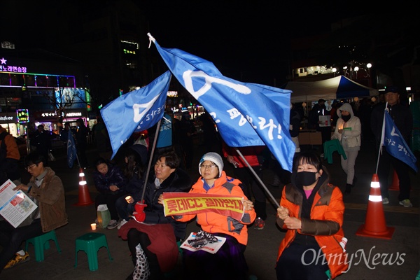 사드 배치 반대 100일째 촛불을 들고 있는 김천 주민들이 28일 오후 김천역 앞에서 현수막을 펼쳐보이고 있다.