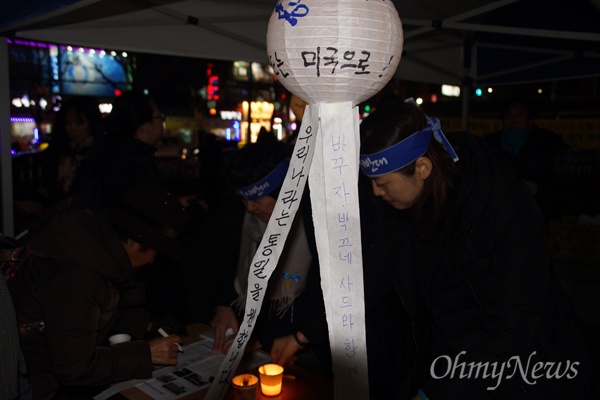 김천 주민들이 28일 오후 김천역에서 열린 사드 배치 반대 100일째 촛불집회에서 소원지를 등에 달아놓았다.