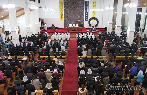 천주교정의구현부산교구사제단이 마련한 '국기문란, 부쟁부패 척결! 민주주의 회복을 위한 시국미사'가 28일 저녁 천주교부산교구 주교좌 중앙성당에서 열렸다. 