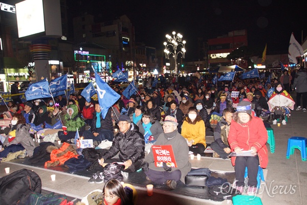 김천 주민 500여 명은 28일 오후 김천역 광장에서 사드 배치 반대 100일째 촛불을 들었다.