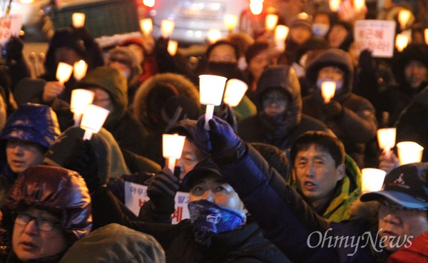  제24차 박근혜 퇴진 대전시민 촛불행동이 28일 저녁 대전 서구 갤러리아타임월드 백화점 앞에서 400여명의 시민들이 참석한 가운데 개최됐다. 집회 후 시민들은 '박근혜 퇴진'과 '새누리당 해체'를 외치며 거리행진을 했다. 