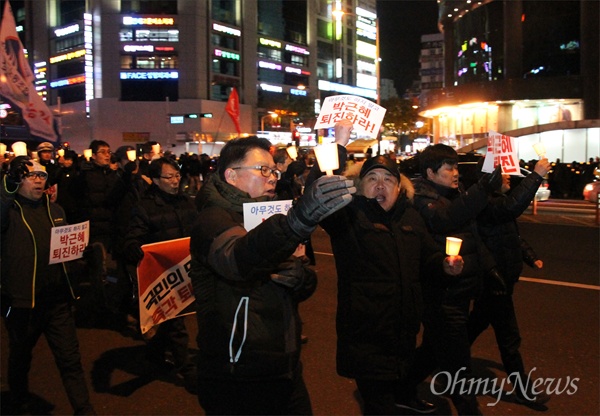 제24차 박근혜 퇴진 대전시민 촛불행동이 28일 저녁 대전 서구 갤러리아타임월드 백화점 앞에서 400여명의 시민들이 참석한 가운데 개최됐다. 집회 후 시민들은 '박근혜 퇴진'과 '새누리당 해체'를 외치며 거리행진을 했다.