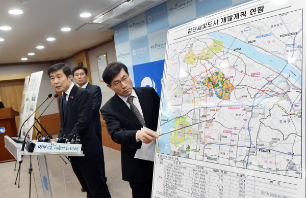 전성수 인천시 행정부시장(사진 왼쪽)이 기자설명회 때 검단새빛도시 사업에 대한 인프라투자 계획을 설명하고 있다. 