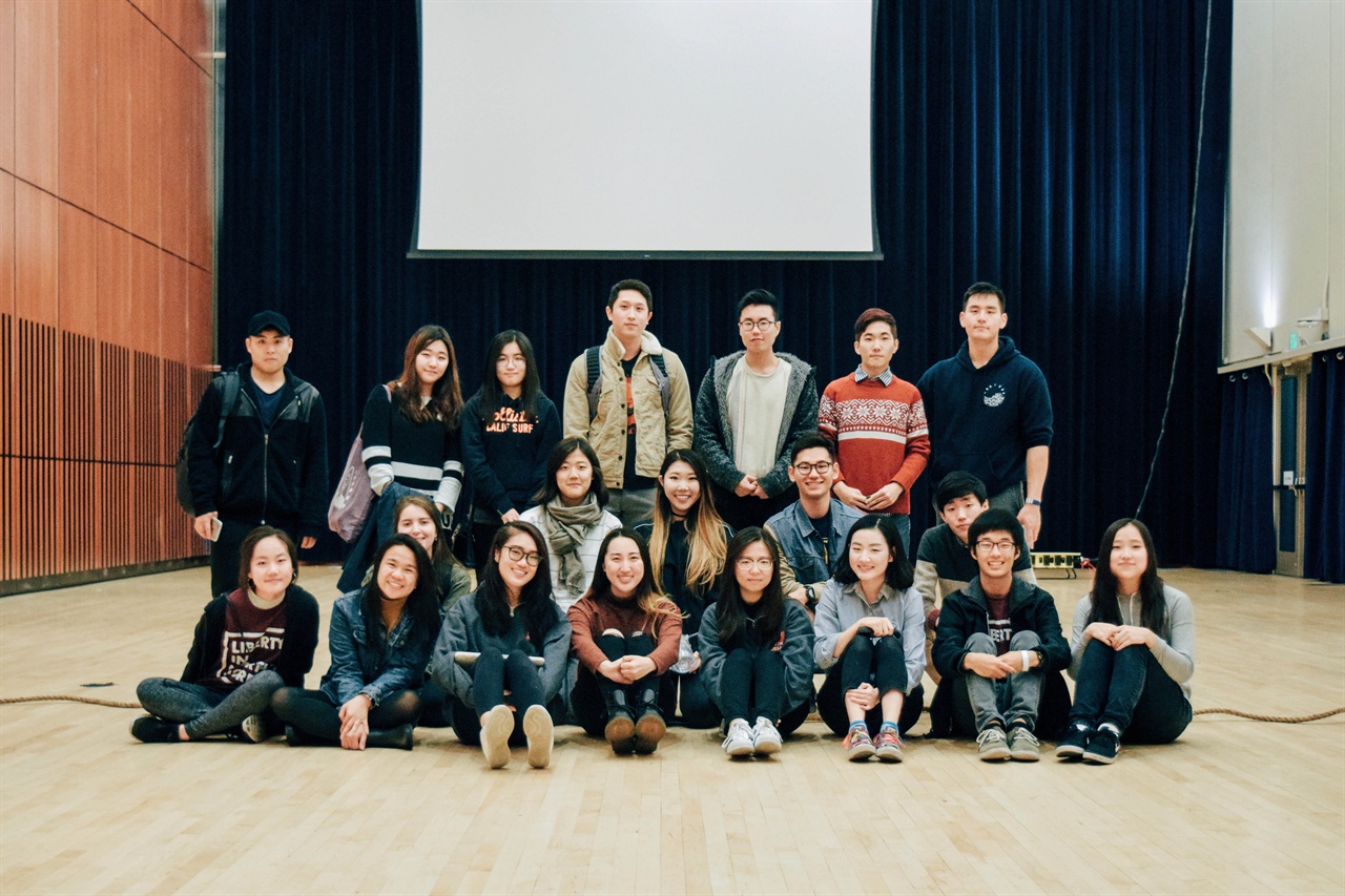 UC 버클리 대학 한인 유학생들과 1.5세 학생들이 모여 북한 수재민 돕기 모금운동을 열었다.