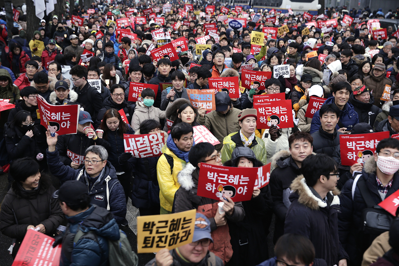 11월 26일, 제5차 범국민대회 청운동사무소를 향해 행진하는 시민들, 그들은 분노했지만 평화로운 축제처럼 자신들의 요구를 전하는 성숙함을 보여줬지만 이에 대한 박근혜 대통령의 화답은 그야말로 무지렁뱅이의 화답보다도 못한 것이었다.