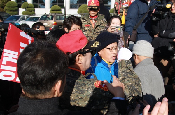  29일 박근혜 대통령 모친인 고 육영수 여사 탄신제가 열린 충북 옥천관성회관 입구에서 박 대통령 하야를 촉구하는 시민단체와 현장을 지키던 보수단체 회원들이 몸싸움을 벌이고 있다.