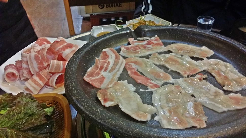 여수 선술집 웃는 돼지에서 대패삼겹살에 소주 한잔, 어때요
