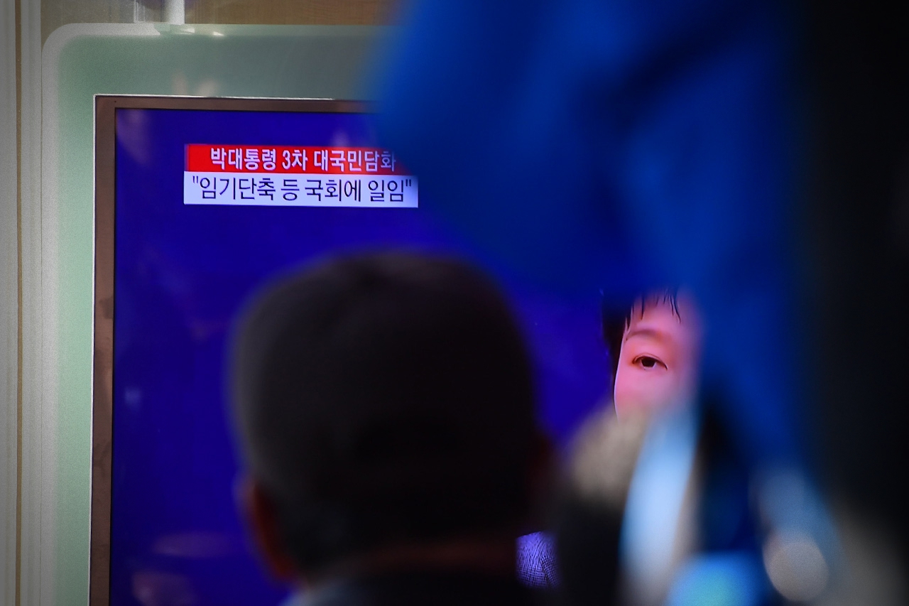 박근혜 대통령이 3차 대국민담화를 발표한 29일 오후 서울 용산구 서울역 대합실에서 열차를 기다리던 시민들이 TV화면을 통해 발표모습을 지켜보고 있다.