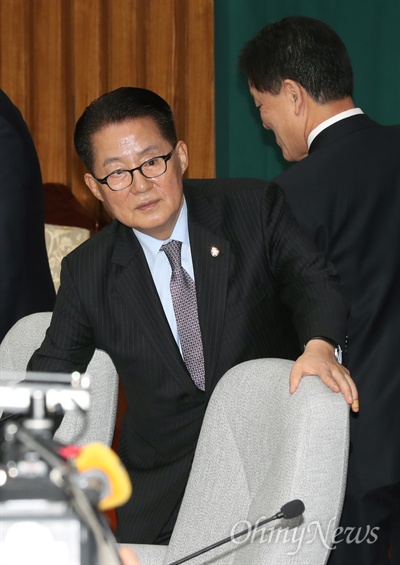 국민의당 박지원 비상대책위원장이 29일 박근혜 대통령의 3차 대국민 담화 직후 열린 긴급 의원총회에 참석하고 있다. 