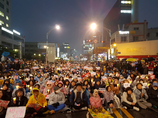 대통령 퇴진 촛불집회에 참여한 대구시민들. ⓒ 박진영 