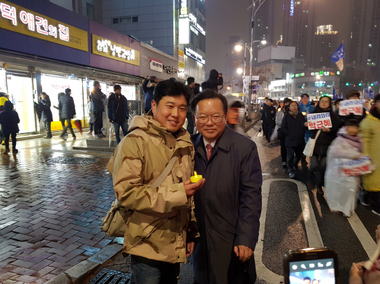 김부겸 의원이 시민들과 기념사진을 찍고 있다. ⓒ 박진영 
