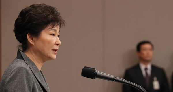 박근혜 대통령이 29일 오후 청와대 춘추관 대브리핑실에서 제3차 대국민담화를 발표하고 있다.