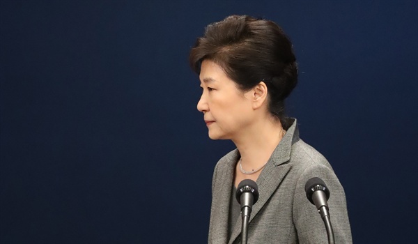 박근혜 전 대통령이 2016년 11월 29일 청와대 춘추관 대브리핑실에서 제3차 대국민담화를 발표한 뒤 밖으로 이동하고 있는 모습. 