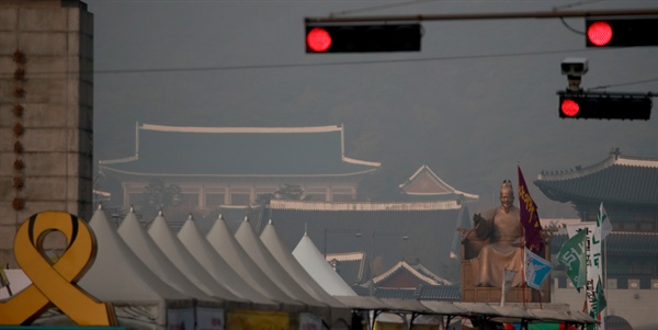 지난 11월 27일 오후 서울 광화문 광장 뒤편으로 연무 속에 청와대의 모습이 보이고 있다.