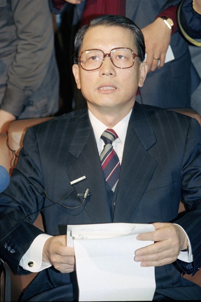 1992년 12월 21일, '부산 기관장 모임' 고발 사건과 관련 대통령 선거법 위반 혐의로 고발되어 서초동 검찰청사에 출두한 김기춘 전 법무부장관이 기자들의 질문에 답변하고 있다. 